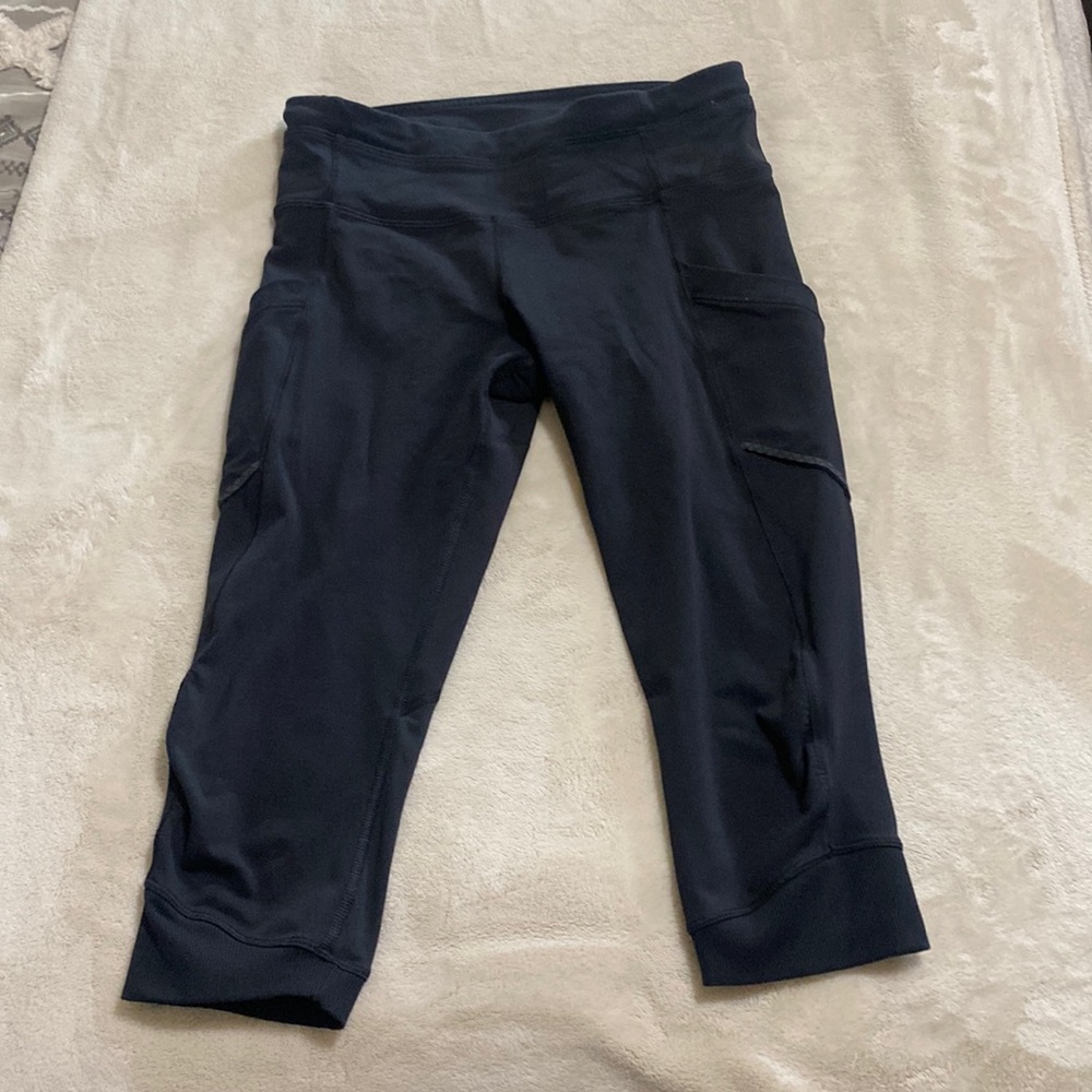 Lululemon black crops size 6